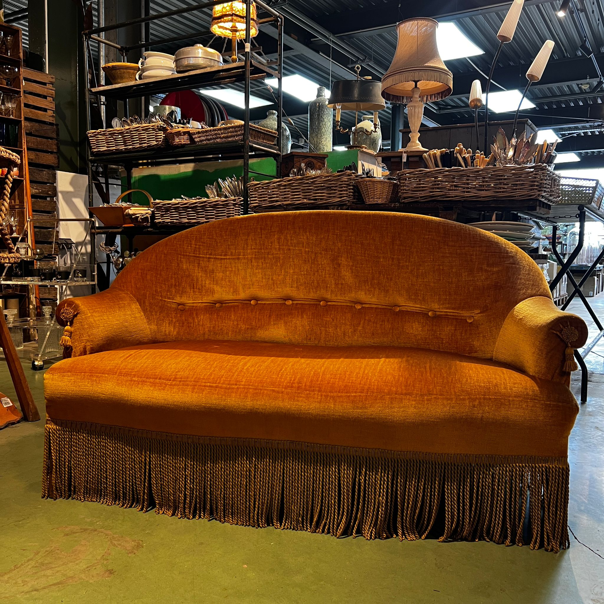 Banquette en velours moutarde