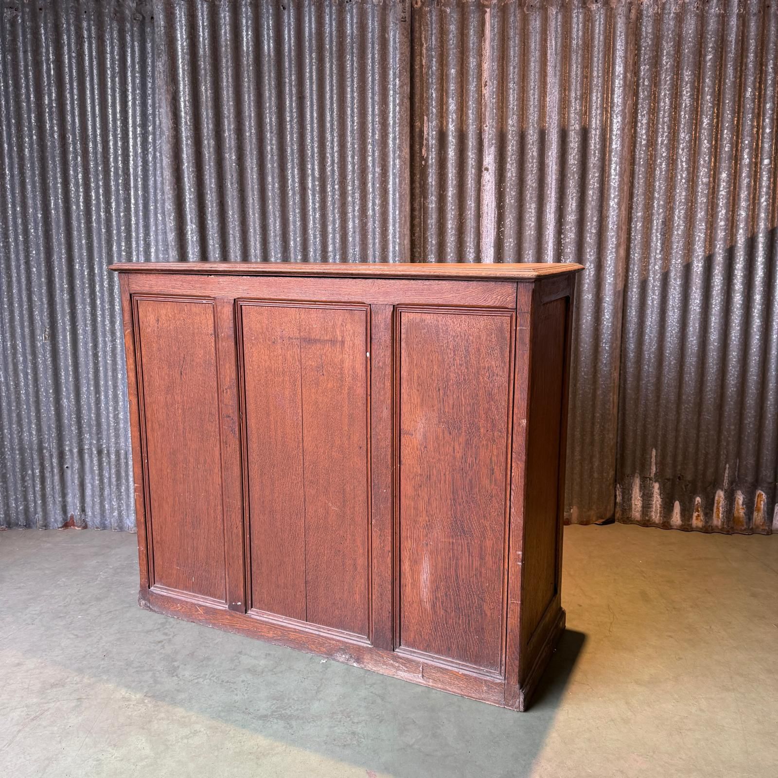 Comptoir en chêne teinté